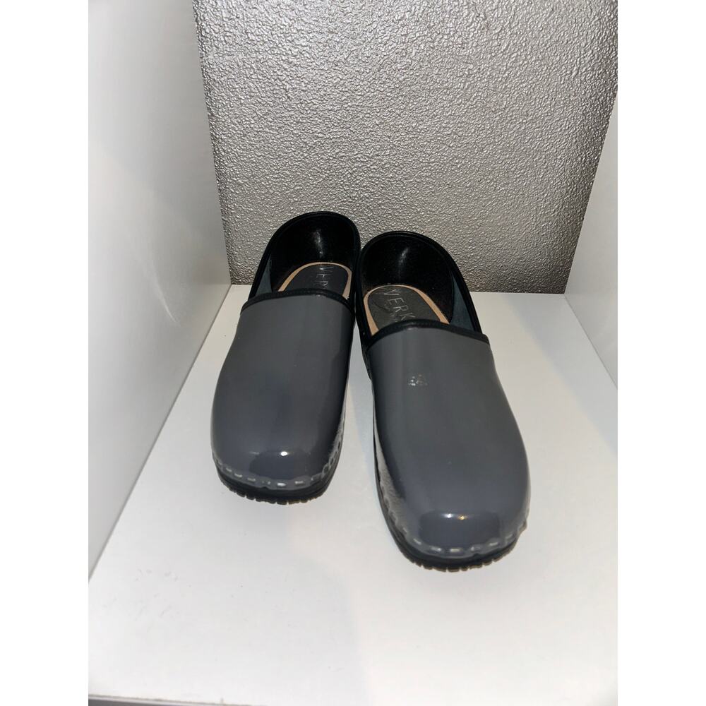 Verka Sweden Jobba Gray Cruise Casual Patent Leather Slip On Comfort Clogs